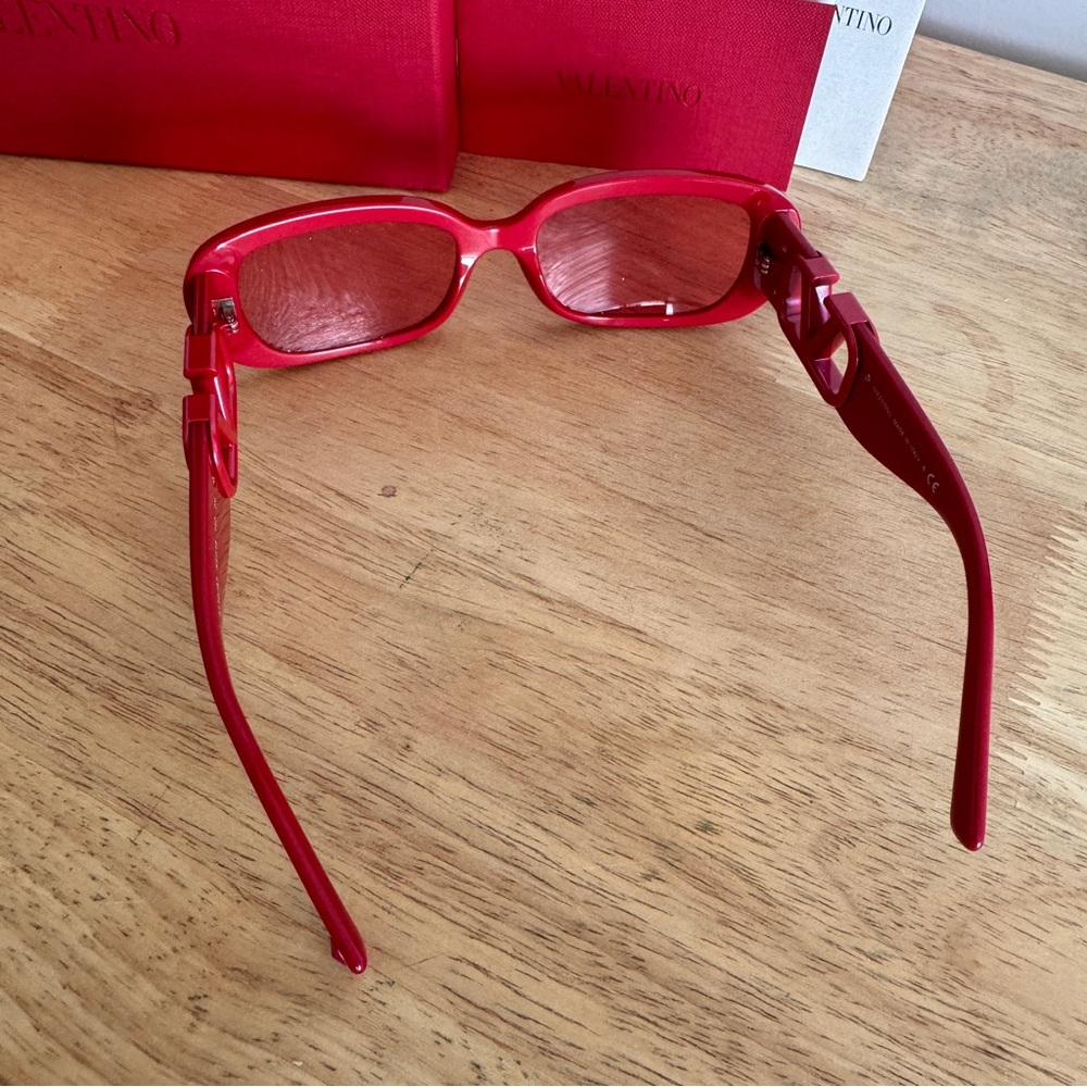 Valentino - Oval Acetate Frame with Vlogo Sunglasses - Red - Picture 3 of 7